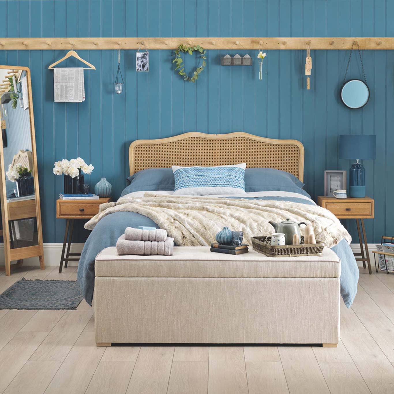 Add teal colors or beach ornaments to decorate a coastal-inspired bedroom.