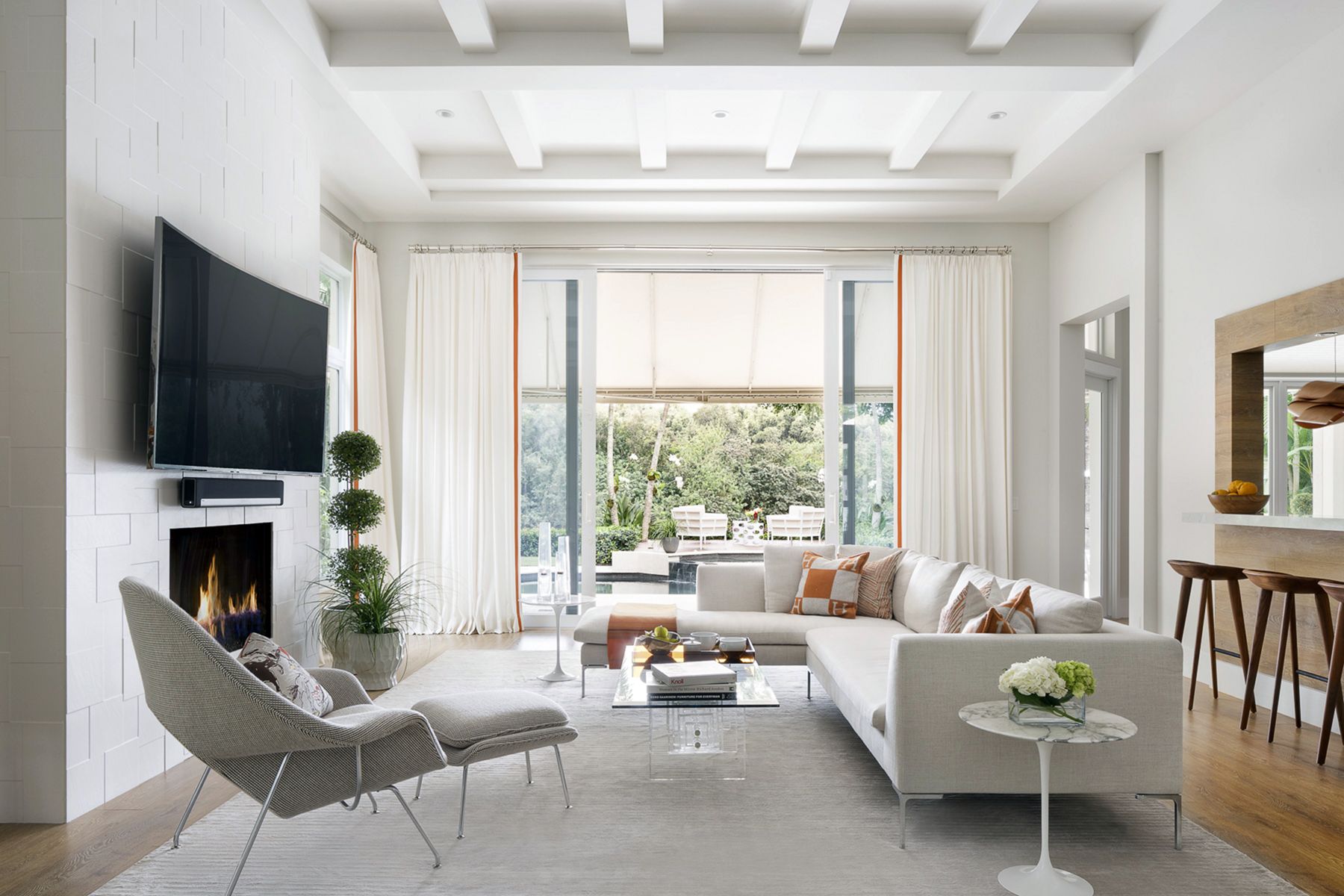 Simple Modern Living Room: A Touch Of Refined Style