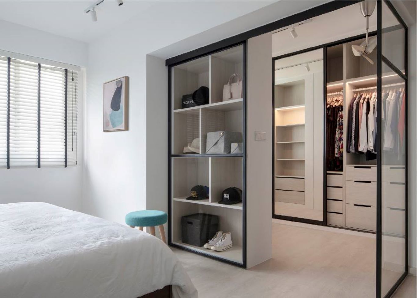 Open-wardrobe in a Contemporary bedroom